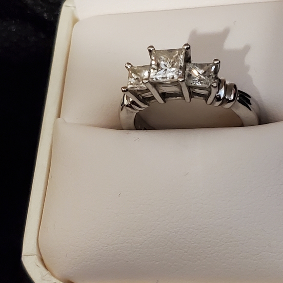 Platinum .950 Diamond Three Stone Princess Cut. - Picture 3 of 16